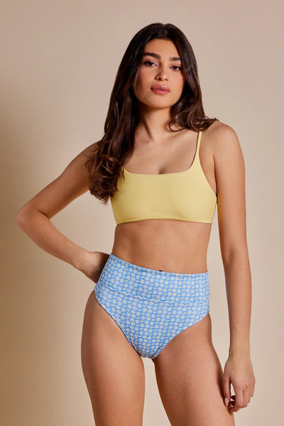 Breeze|Seyda is 5,9 (26) and wearing Small - Pancha Bikini Bottom|STL-2
